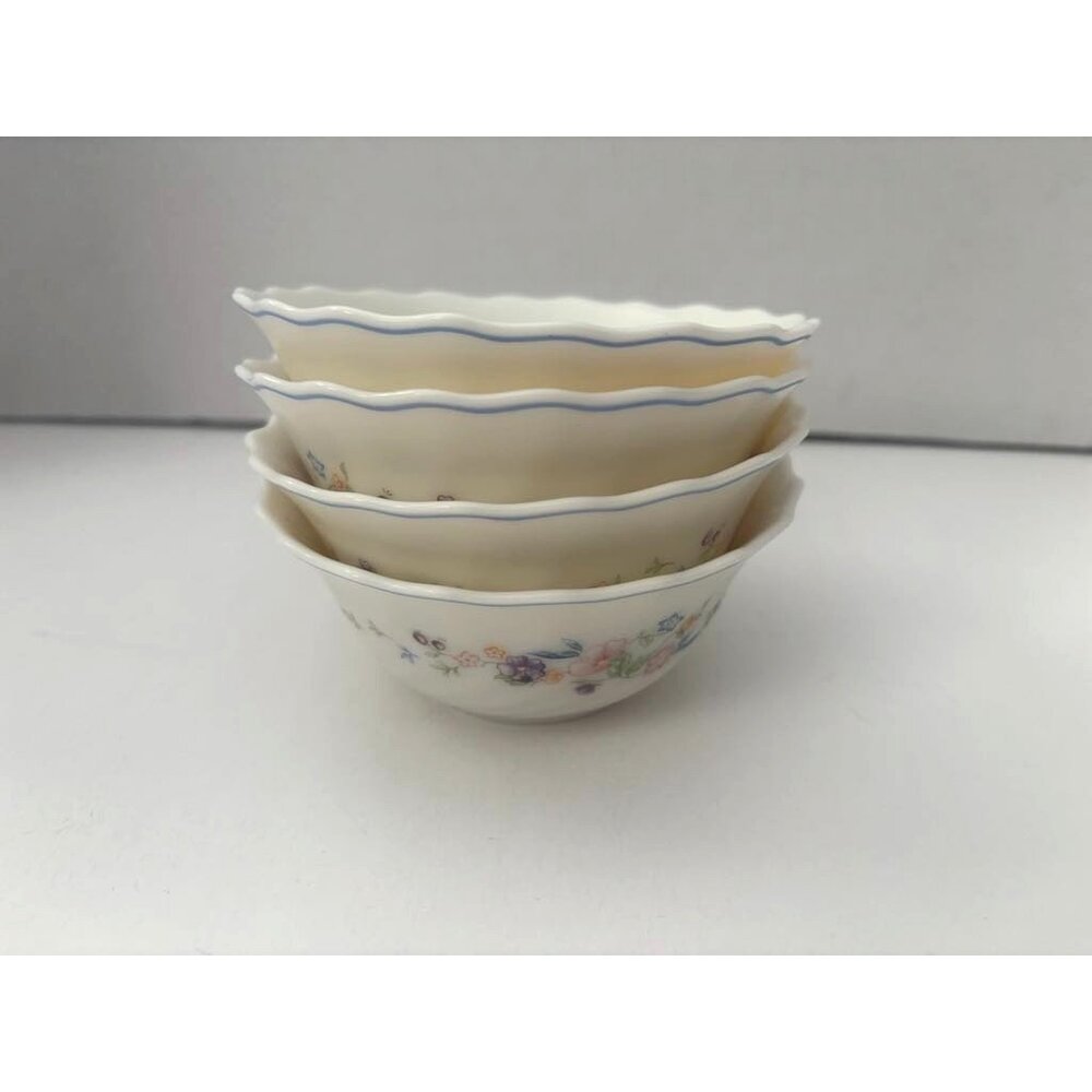 Set Of 4 Arcopal Scalloped Edge Swirl Milk Glass Soup/Salad/Dessert/Bowls 5”